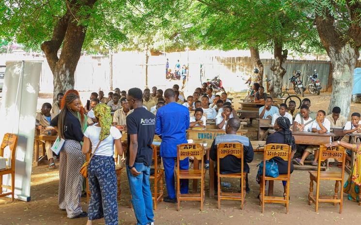 Jennifer de Souza, son équipe et les élèves au Togo