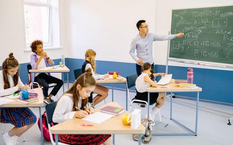 Des élèves étudient dans une salle de classe.