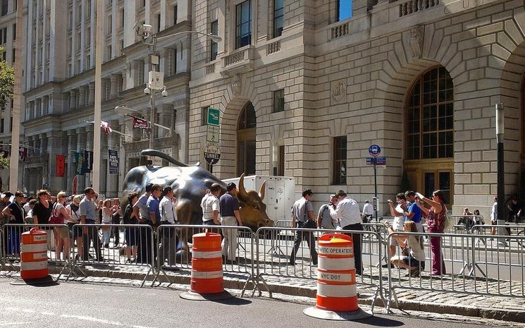 Des touristes rendent visite au taureau de Wall Street