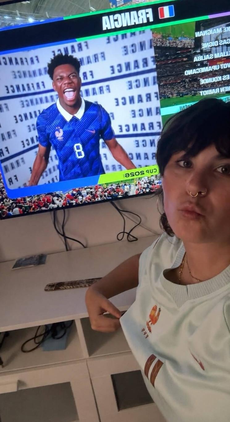 Lola soutenant les bleus devant sa télé