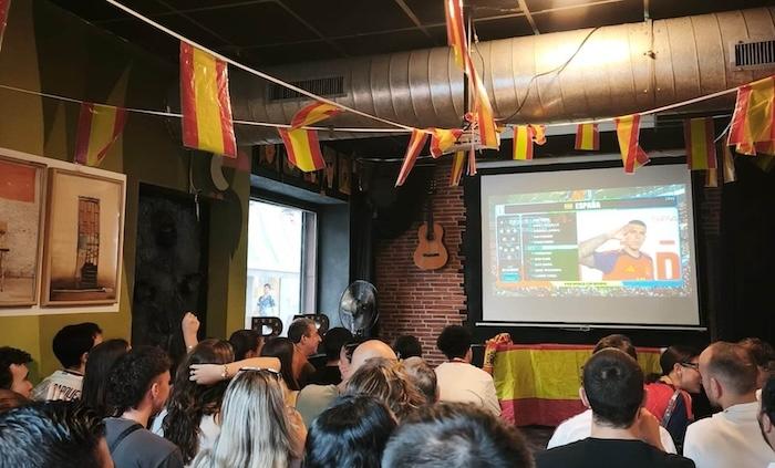 retransmission du match dans un bar à Séville
