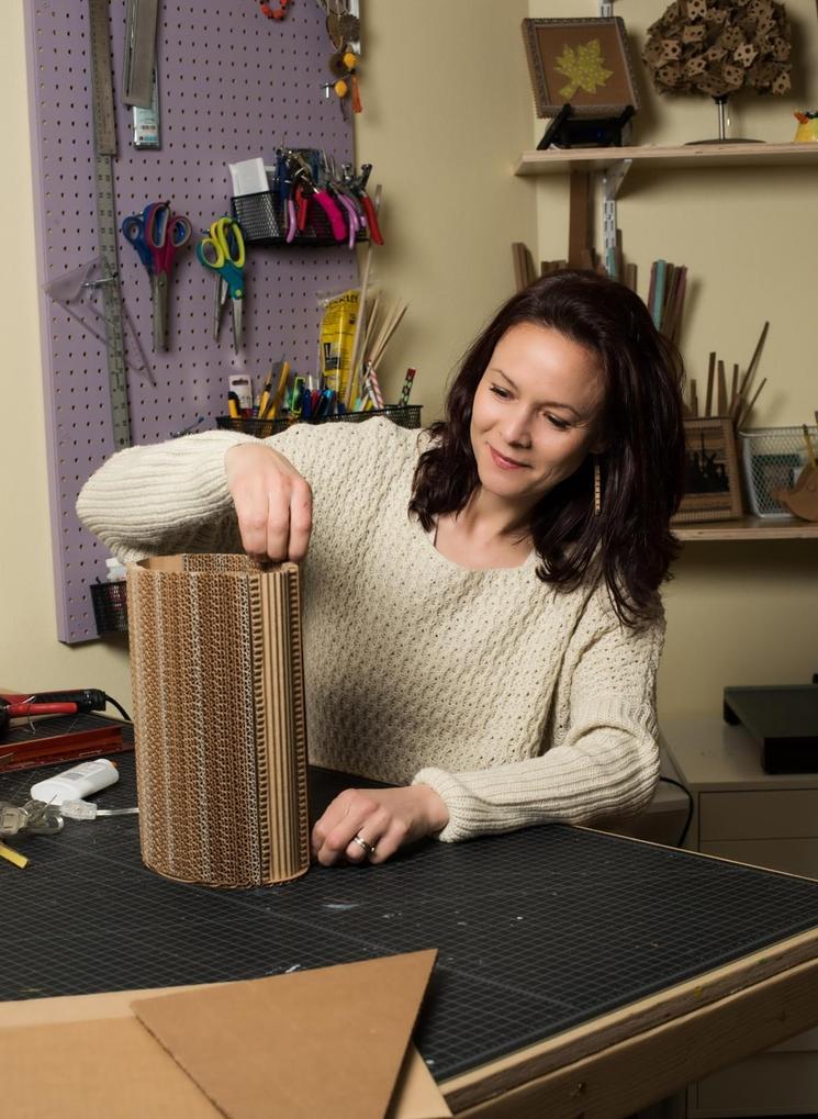 l'éco-artiste Aline Bloch dans son atelier