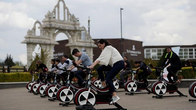 personne qui font du vélo devant temple hindou