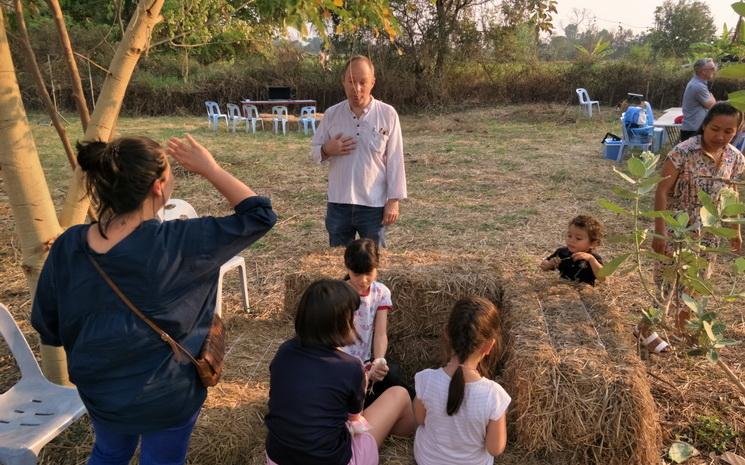 Xavier Bruzaud-Grille expatrié français dans sa propriété à Chiang Mai avec des amis