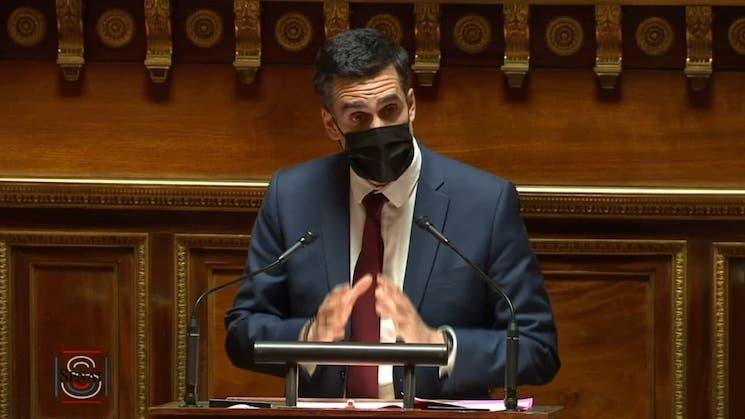 Le sénateur Yann Chantrel s'exprime dans le Sénat