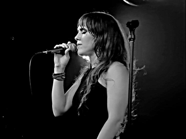 Zaz au micro lors du concert Under the bridge à Londres