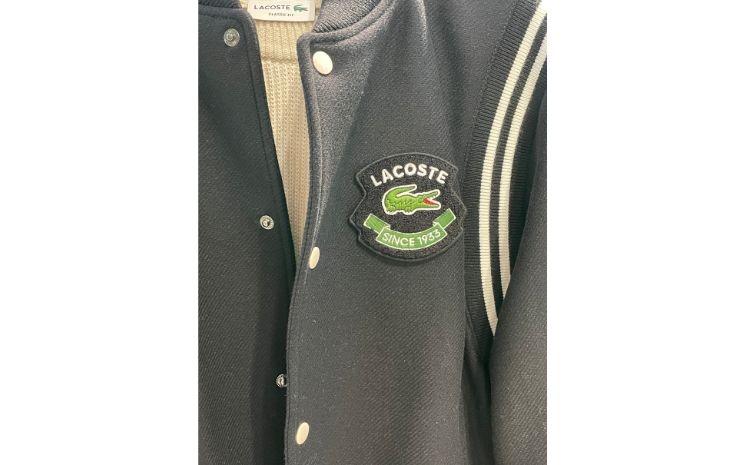Zoom sur le fameux logo Lacoste version 2024 (Crédit D. Gourgues)