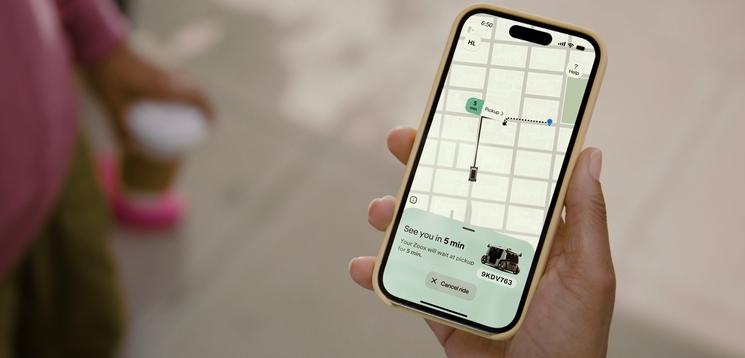 Un écran de téléphone montrant l'App Zoox après une commande du robotaxi