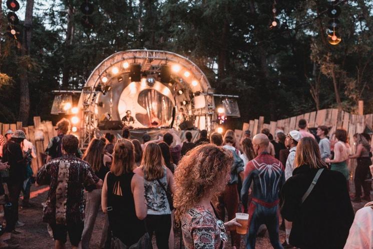 Festivaliers devant camion avec guirlandes lumineuses