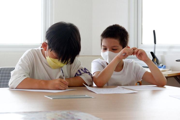 enfant école en classe