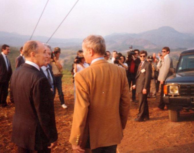 A Dien Bien Phu, avec Pierre Schoendoerffer (de dos)