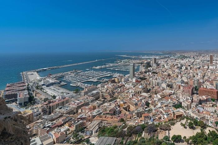 vue de la baie d'alicante avec son port, dans la communauté valencienne, en espagne