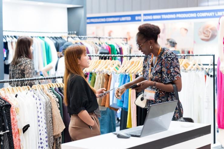 Acheteuse rencontre de nouveaux fournisseurs au Vietnam