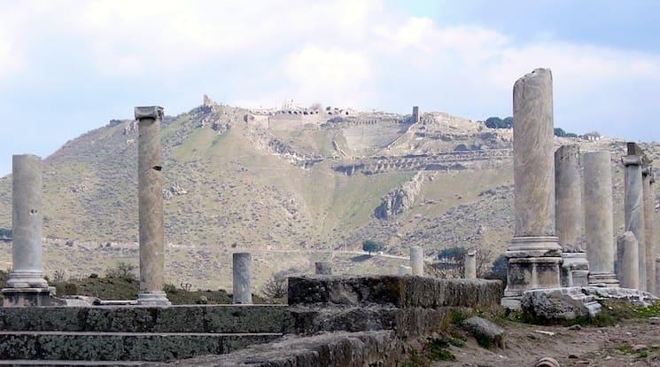 Vestiges antiques de Pergame avec l’acropole de Bergama en arrière-plan