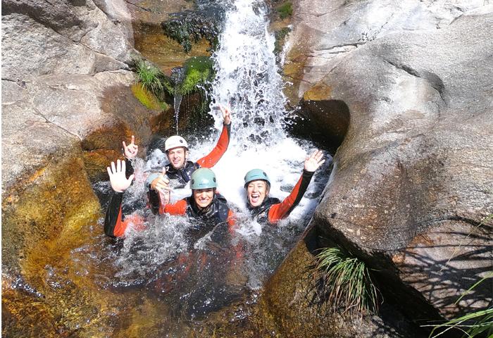 des personnes qui font du canyoning
