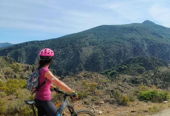 un cycliste devant la montagne