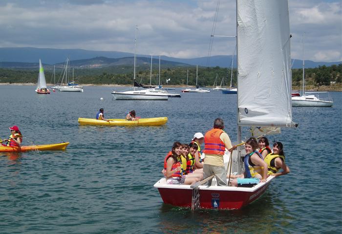 un voilier sur le barrage