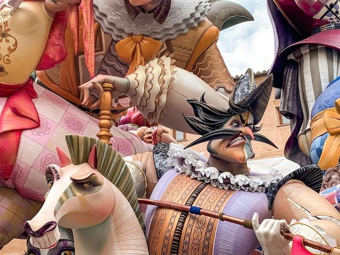 un ninot géant lors des fallas à valencia
