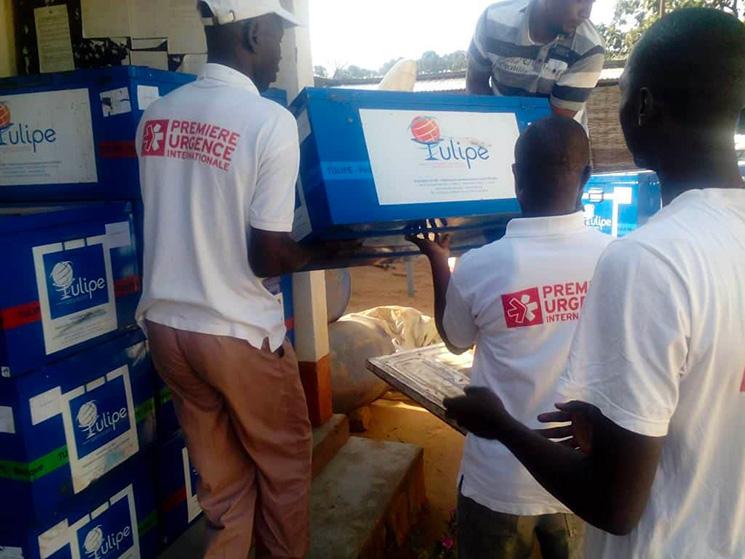 Personnes acheminant des médicaments en zone de crise