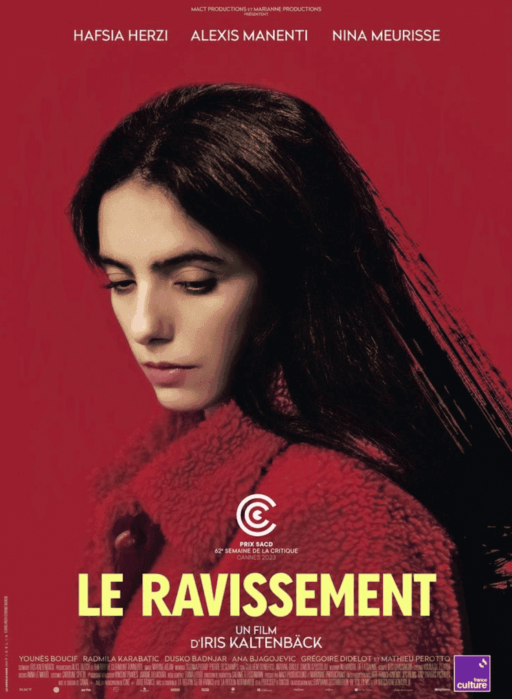 Affiche du film "Le Ravissement" d’Iris Kaltenbäck, mettant en avant Hafsia Herzi dans un portrait captivant sur fond rouge intense.