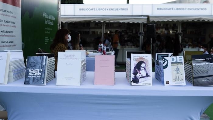 livres sur un stand au festival du livre de valencia
