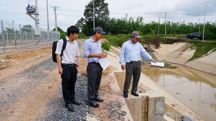 Des agents du service d’ouvrages hydrauliques inspectent le réseau de canaux acheminant l’eau depuis le réservoir de Dau Tieng.