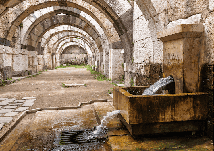 À l’Agora de Smyrne, les vestiges antiques témoignent encore de l’histoire portuaire d’İzmir.