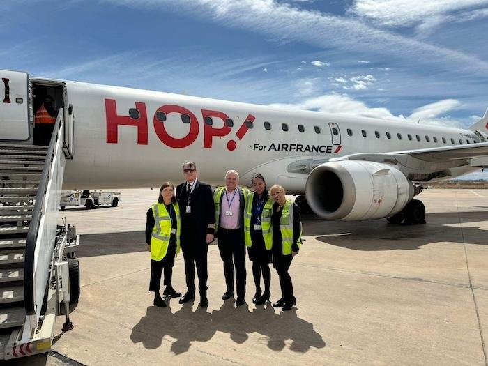 25 ans AF à VLC Équipe Air France et Groundforce VLC avec le commandant du vol AF1417 le 28 mars 2024