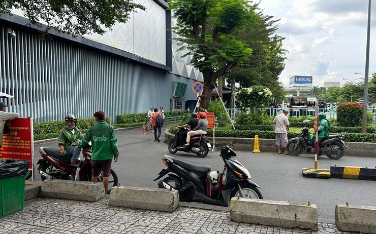 Zone réservée aux Motos et Scooters à la sortie du Terminal Domestique de l’Aéroport International de Tân Sơn Nhất