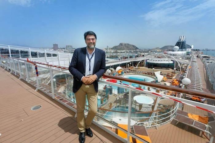 Le maire d'Alicante Luis Barcala sur un navrie de croisière à Alicante