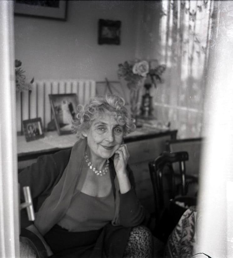 Portrait d’Aliye Berger, artiste turque et pionnière de la gravure moderne, dans son intérieur.