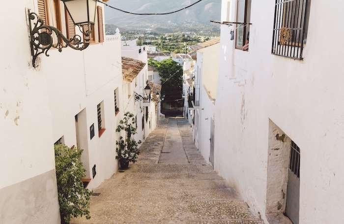 une ruelle du village d'Altea avec des maisons blanches et des pavés