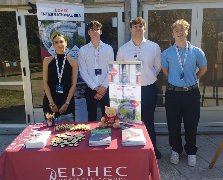 alumni du lycée français sur le stand de l'edhec