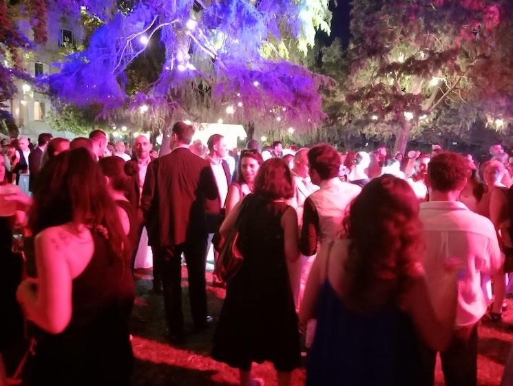 Invités réunis dans les jardins du Palais de France à Istanbul lors de la soirée du 14 juillet 2025, sous les lumières festives