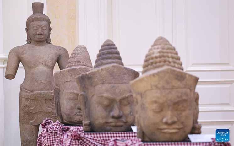 ambodia celebrates return of 70 looted