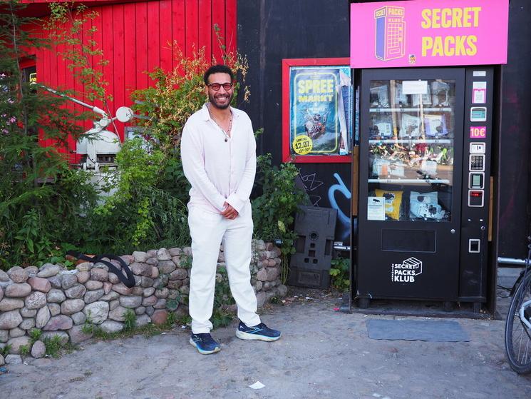 Amine Zayani à coté de son distributeur Secret Packs Klub