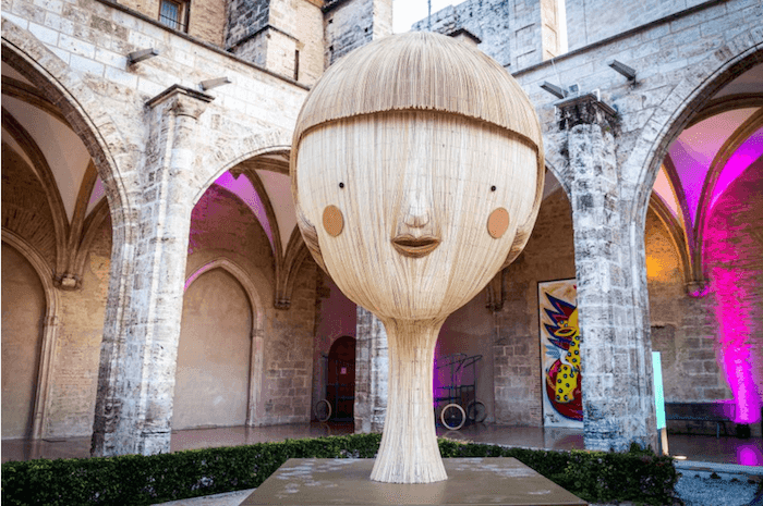 une sculpture de falla en forme de coeur située dans le cloitre gothique du Centre del Carme à Valencia