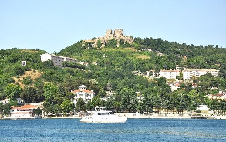 Vue d’Anadolu Kavağı et de la forteresse de Yoros depuis le Bosphore, à l’entrée de la mer Noire.