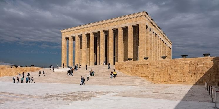 Cérémonie du 19 mai 2025 devant le mausolée d’Atatürk à Ankara (Anıtkabir), lieu emblématique de la fête de la jeunesse en Turquie