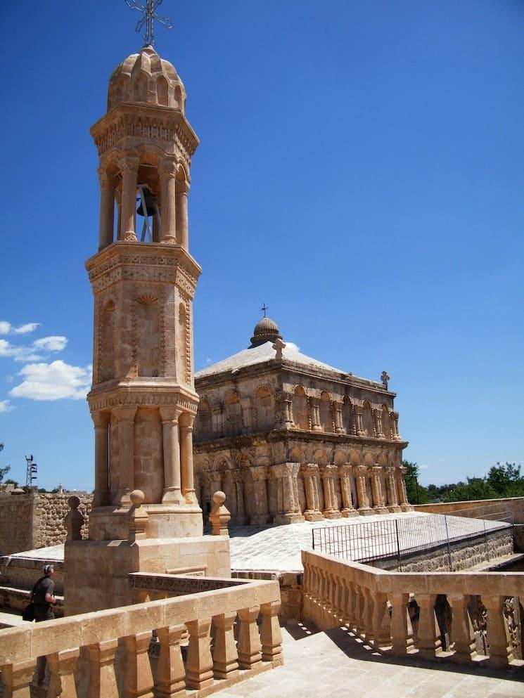 Église syriaque Mor Sobo à Anıtlı, village du Tur Abdin distingué par l’ONU Tourisme en 2025.