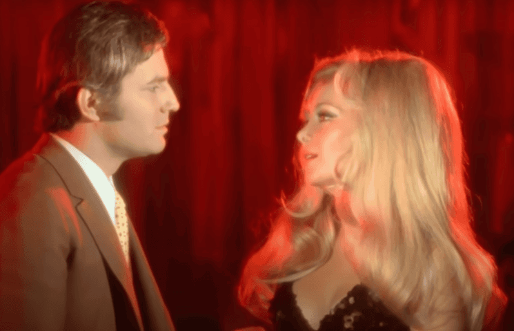 Filiz Akın dans le film Ankara Ekspresi (1970), aux côtés d'Ediz Hun, scène culte du cinéma turc