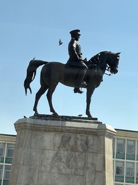 Statue équestre d’Atatürk sur la place Ulus à Ankara
