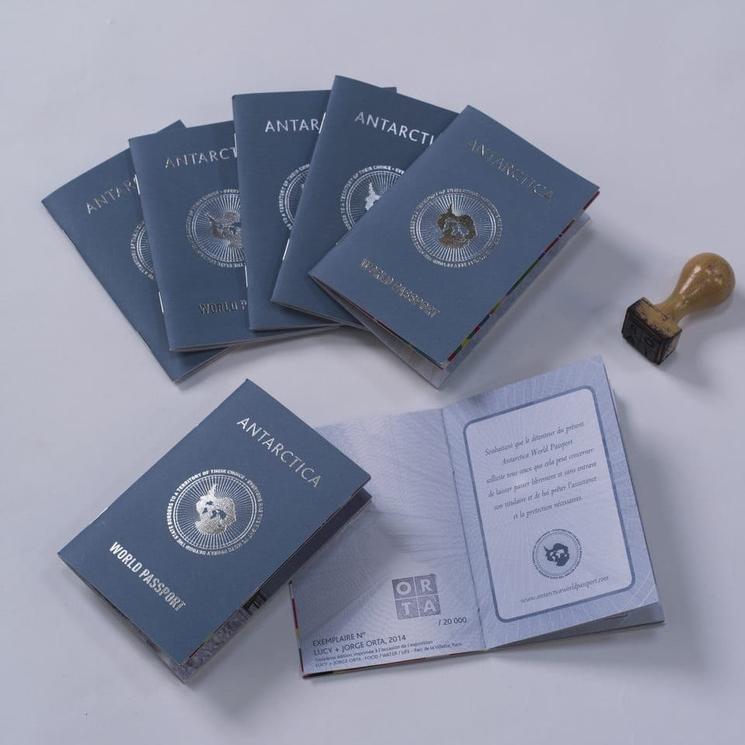 Antarctica World Passport, œuvre artistique de Lucy + Jorge Orta, 2008, symbole de l'engagement pour la planète.