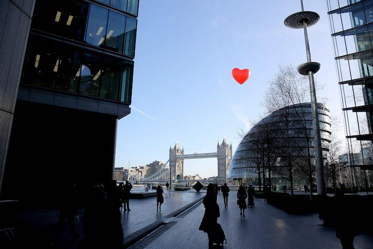 Coeurs géants ballons accrochés partout dans Londres St Valentin Fashion Week