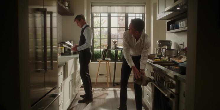 deux acteurs dans une cuisine