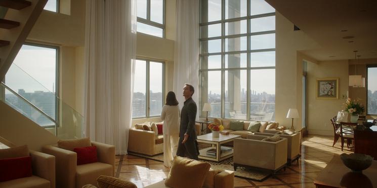 deux acteurs dans un appartement de luxe