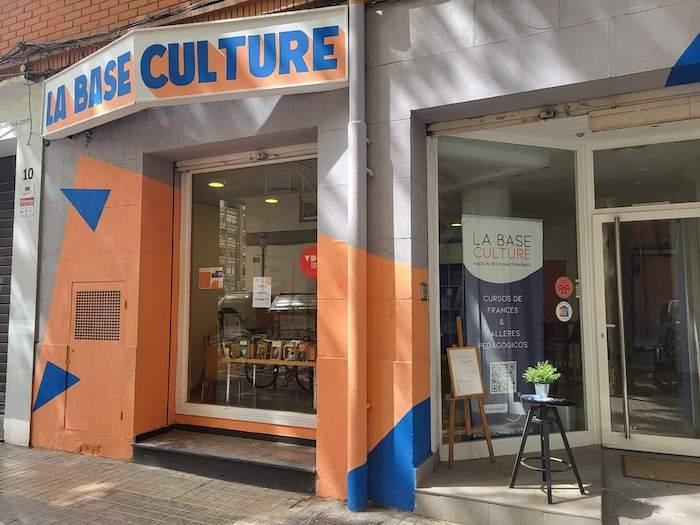 la façade orange et bleue de la base culture située en plein coeur de Valencia