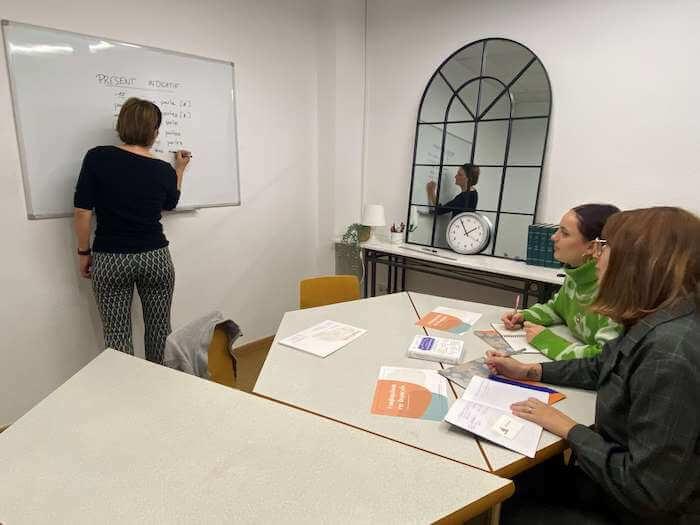 une professeure en train de donner un cours dans une salle de la base culture de valencia