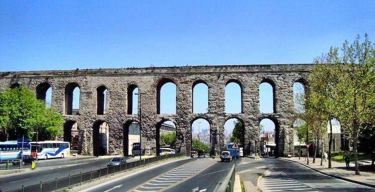 Aqueduc de Valens à Istanbul, vestige romain traversant le quartier de Fatih au printemps 2025