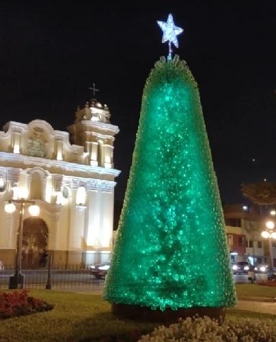 À Surco, des décorations de Noël réalisées avec des milliers de bouteilles recyclées